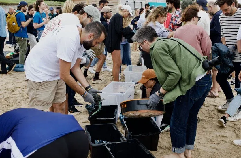 Collecte Déchets Entreprise Sur Plage Avec Groupe De Collaborateurs Ramassant Des Déchets