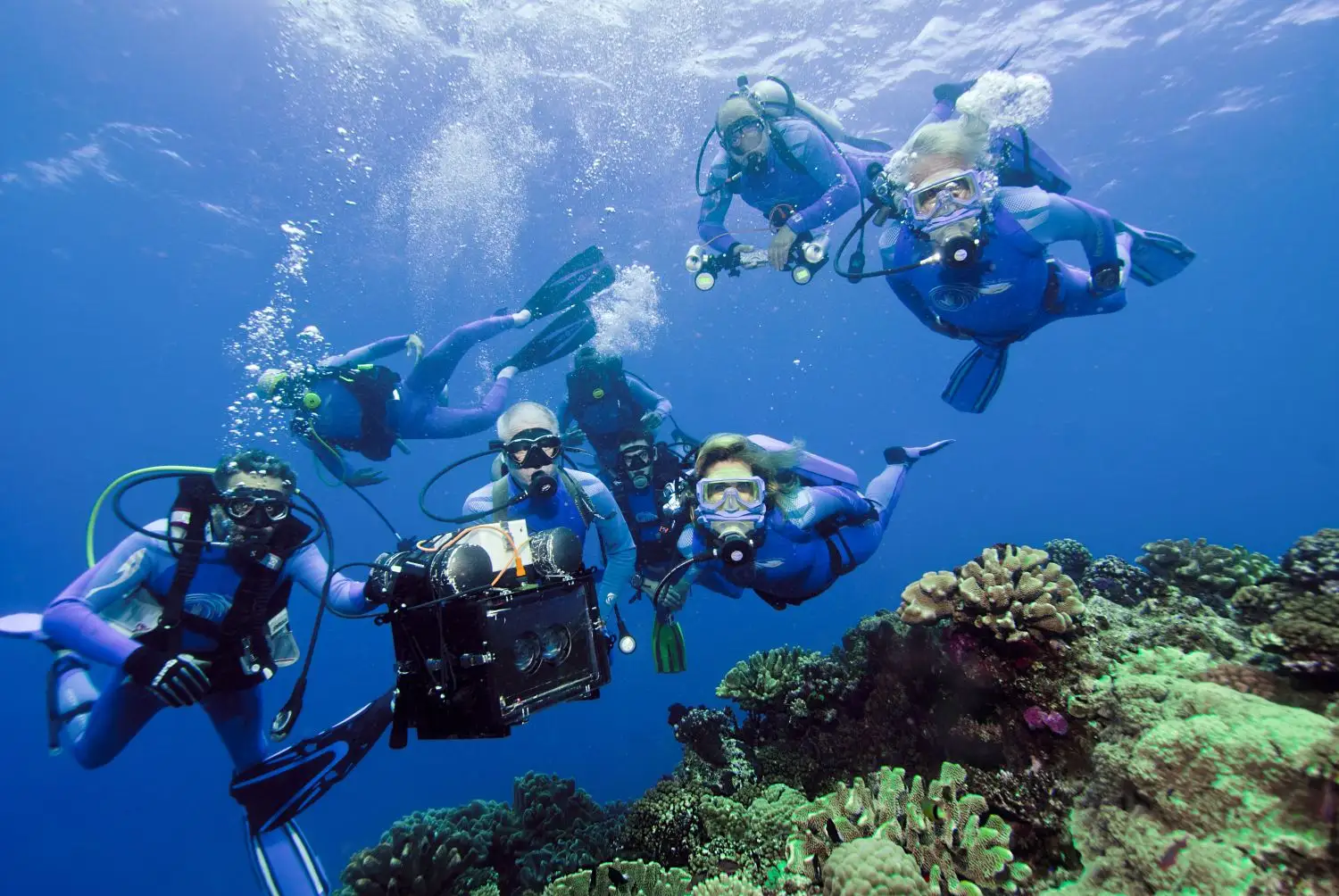 Plongeur sous l'eau avec une caméra
